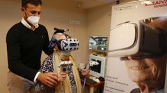 El investigador Pablo Campo con Tinita, una usuaria de Saraiva S�nior que prueba el casco de realidad virtual inmersiva