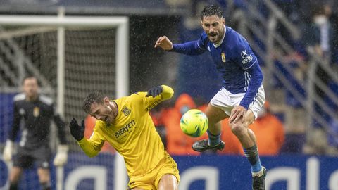 David Costas disputa un baln durante el ltimo Oviedo-Alcorcn