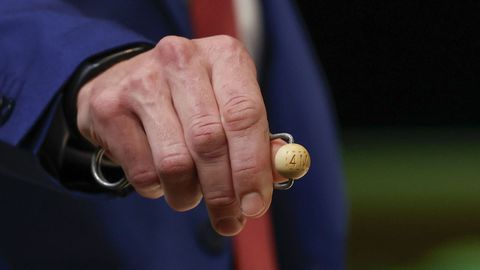 Vista de la bola con el premio de 4 millones de euros antes de introducirla en el bombo antes de inicio del sorteo extraordinario de Navidad de la Loter�a Nacional