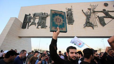 Protestante iraqu levanta una copia del Corn en una manifestacin en Bagdad