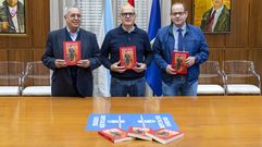 Jos� Manuel Lage, Jos� Manuel Baltar y Rub�n Quintas, con un ejemplar del libro cada uno