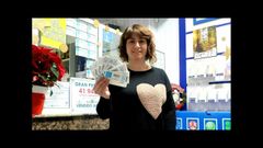 Laura �lvarez, del bar Cruceiro, con los d�cimos que esconder� en distintos puntos del barrio de San Antonio