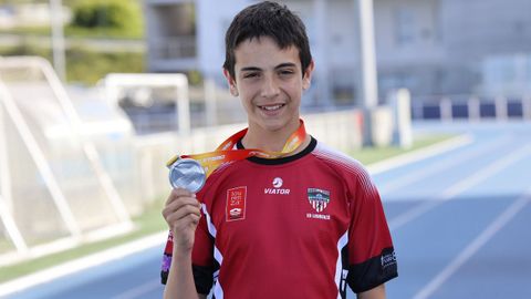 Jes&uacute;s Gonz&aacute;lez Paderne luce su plata nacional este martes en la pista de A Veiga, en San Cibrao.