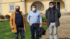 El alcalde de As Pontes, flanqueado por los investigadores Ricardo Garc�a Mira (izquierda), de la Universidade da Coru�a, y el hind� Nachatter Singh