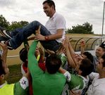 Los jugadores mantean a M�chel Alonso tras la consecuci�n del ascenso ante el Tenerife B. 