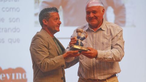 Luis Anxo Rodrguez recibiendo el reconocimiento de Guardin del Vino de Fernando Yez