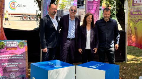 El director de Turismo de Galicia, Xos Merelles, a la izquierda en la imagen, hizo el anuncio durante la presentacin del Festival do Pasatempo.