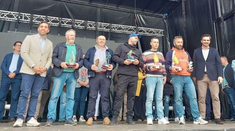 Los mejores clasificados del concurso s�nior, al recibir los premios