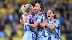 Las jugadoras de la selecci�n espa�ola celebran su primer gol