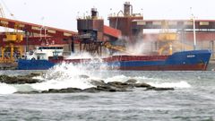 Imagen de archivo de la parte del puerto comercial de San Cibrao que usa la f�brica de al�mina y aluminio; la otra, el dique norte, solo sirve de abrigo, pese a los estudios que consideran viable abrirla al tr�fico general