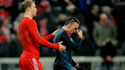 Neuer consuela a Ribery tras la derrota en Champions