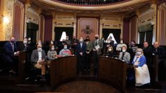 Acto protocolario de la firma para la compra de dos edificios en la avenida de As Caldas y la calle Basilio �lvarez.