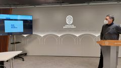 El concejal de Mobilidade, Demetrio G�mez Xunqueira, contempla el logotipo del sistema de transporte a demanda, bautizado como �Coche de Punto�