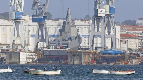 La primera fragata F-110, antes de su botadura, en la grada de Navantia Ferrol