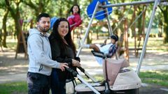 Carly Silva, con su marido, su beb Gabriel y al fondo, sus dos hijas mayores