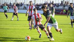 Samu Araujo, del Boiro, conduciendo un baln ante la presin de Nico, del Cltiga