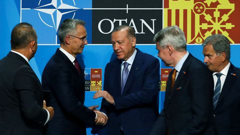 El presidente de Turqua, Tayip Erdogan; el presidente de Finlandia, Sauli Niinisto; la primera ministra de Suecia, Magdalena Andersson; el secretario general de la OTAN, Jens Stoltenberg; el ministro de Relaciones Exteriores de Turqua, Mevlut Cavusoglu; la ministra de Relaciones Exteriores de Suecia, Ann Linde, y el ministro de Relaciones Exteriores de Finlandia, Pekka Haavisto, tras firmar un acuerdo de entrada en la OTAN 