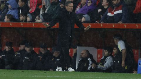 Luis Carri�n, durante el derbi asturiano en El Molin�n