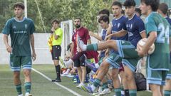 Jugadores del Compos y el entrenador, Carlos de Lerma, en el amistoso ante el Lal�n en Escravitude