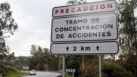 Se�al que advierte de un tramo de riesgo en la N-541 en Ourense