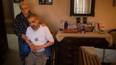 Mario Tubo, junto a su madre, Josefa Deira, que se encarga de cuidarlo