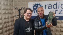 Zapata visit�, Goya en mano, los estudios de la radio municipal en Arz�a. All� fue entrevistado por director de Radio Arz�a, Armando Casc�n, quien se retrat� junto al premiado director, productor y guionista.