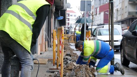 Trabajadores de la empresa Aqualia, en unas obras de mejora de la red en la calle San Pedro