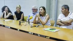 De izquierda a derecha, Alejandra Nogueira, Alba Gorgoso, el presidente de la AD Cortegada, Moncho Est�vez, Nuria Rubio y el vicepresidente y portavoz del club femenino, Jos� Gorgoso, en la mesa presidencial de la asamblea informativa para explicar el futuro del CLB.