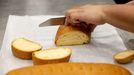 Un pastelero elabora torrijas sin gluten.