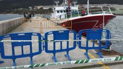 Precintos de la Guardia Civil impiden acercarse a la zona del muelle de Burela donde los 16 hombres del Carla cumplen una semana en cuarentena
