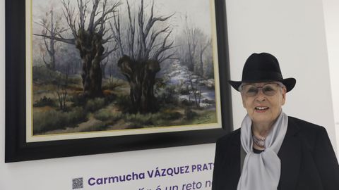 Carmucha junto a uno de los cuadros que ha llevado a la exposición colectiva