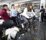 Los alumnos se turnan en la bici en el plan para pacificar pa�ses. 