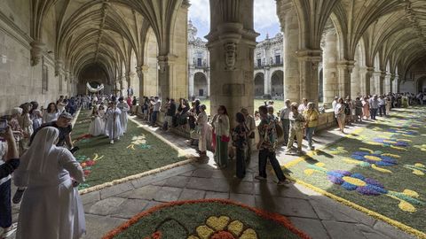 Celebracin del Corpus en Ourense. Alfombras florales en el claustro barrroco de Celanova.