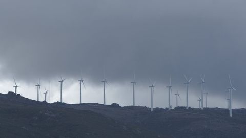 Imagen de un parque elico en la Serra do Sudo, en el municipio ourensano de Avin