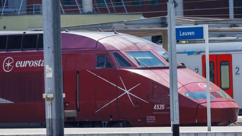 Un tren parado en Lieja el pasado 26 de junio. Los servicios de protecci�n civil tuvieron que evacuar a los pasajeros debido al calor