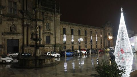 NAVIDAD EN CELANOVA.rboles y farolas, adems de los arcos de luces, estn decorados en las calles de Celanova. A pesar de la lluvia, las luces de Navidad iluminan la vila de san Rosendo