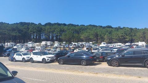 Aparcamiento de la playa de Doni�os, en Ferrol, abarrotado por el eclipse.
