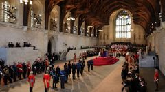 El f�retro de Isabel II sale de Buckingham Palace rumbo a�Westminster