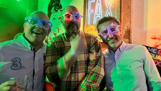 Los asistentes lucieron gafas y pulseras de ne&oacute;n para iluminar la fiesta