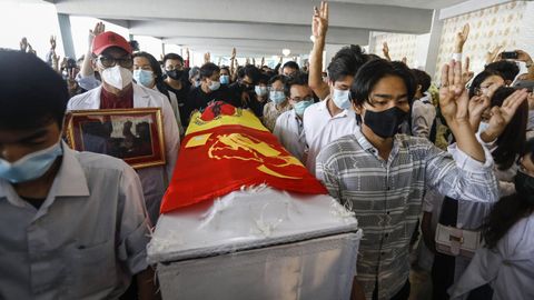 Birmanos en el funeral de un manifestante, disparado durante las protestas.