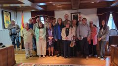 <span lang= gl >Foto de familia, no sal�n de plenos do consistorio local de Ortigueira</span>