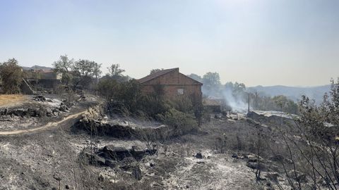 Una casa, entre el paraje quemado, en la aldea de A Caridade, en Monterrei.