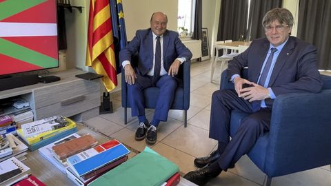 El presidente de la ejecutiva del PNV, Andoni Ortuzar, en la residencia del expresidente cataln Carles Puigdemont en Waterloo (Blgica).