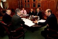 Los portavoces Mosquera (BNG), H�ctor (PSOE), Figueroa (PP) y Louz�n en la junta que firm� el acuerdo.