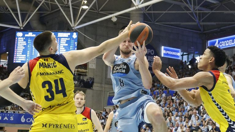 Matas Jogela penetra a canasta en el Breog&aacute;n-Andorra de la temporada 2023/2024