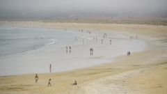 La playa de A Lanzada amaneci� ayer entre nieblas