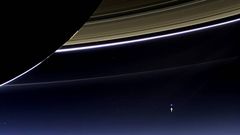 La Tierra, abajo a la derecha, desde los anillos de Saturno