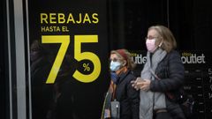 Un cartel de una tienda anuncia descuentos de hast el 75 %