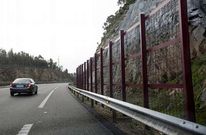 Las barreras de seguridad se instalaron tras acometer obras de mantenimiento en la AG-55.