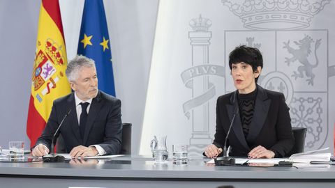El ministro del Interior, Fernando Grande-Marlaska, y la ministra de Inclusi�n Seguridad Social y Migraciones y Portavoz del Gobierno, Elma Saiz, durante la rueda de prensa posterior al Consejo de Ministros.